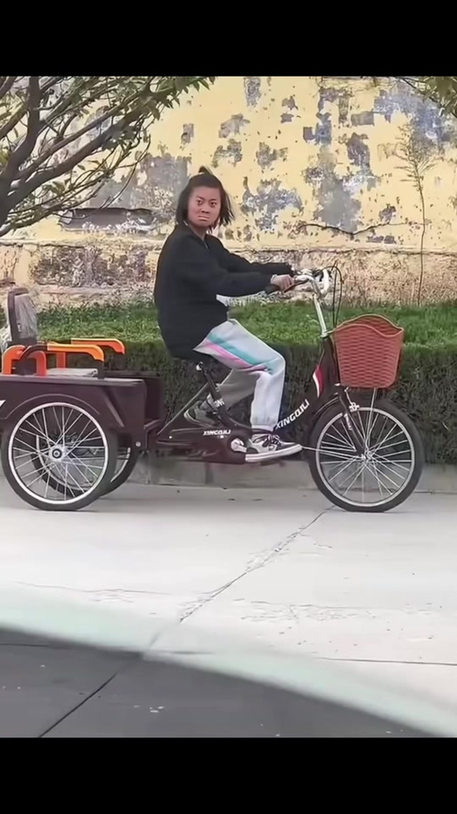 骑三轮车女孩表情包