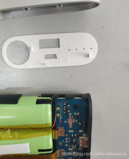充电宝充电时四个灯一直闪怎么回事