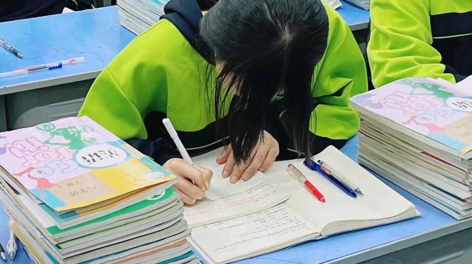 描写认真做题的片段