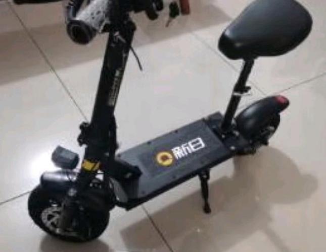 折叠电动滑板车怎么锁