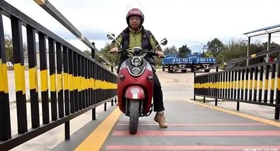 电动车在上坡半路停了怎么起步