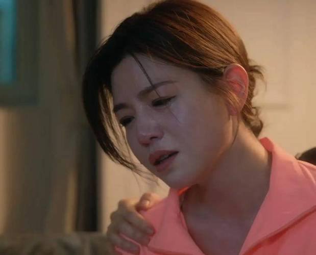 陈妍希自己操纵轮椅医院就诊