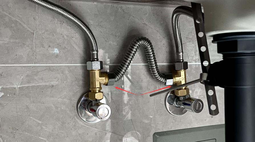 电热水器角阀开关方向
