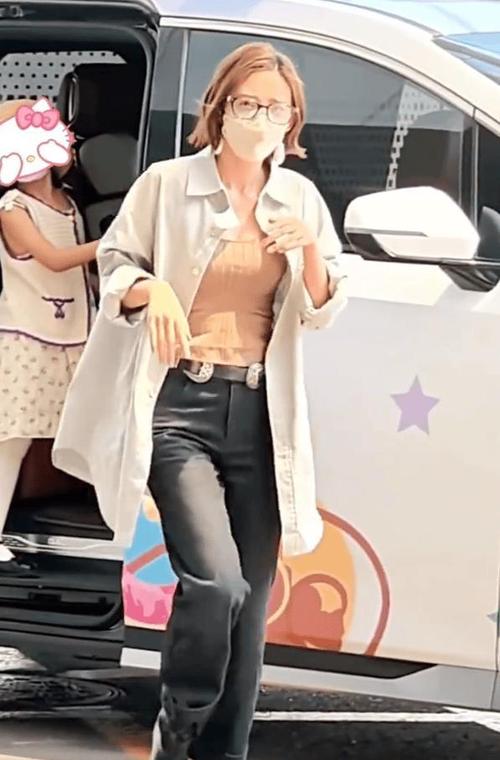唐艺昕浪姐收官女儿接机