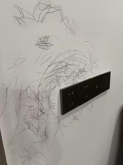 白墙上面的黑色印记用啥清除