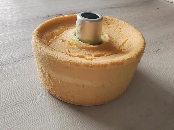戚风蛋糕中间湿软是什么原因