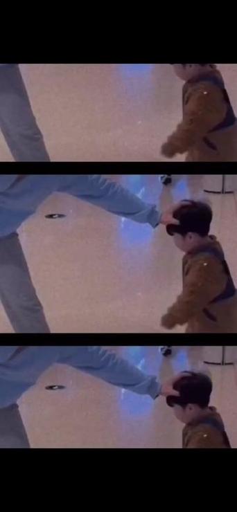 男生偶尔用手碰女生的头