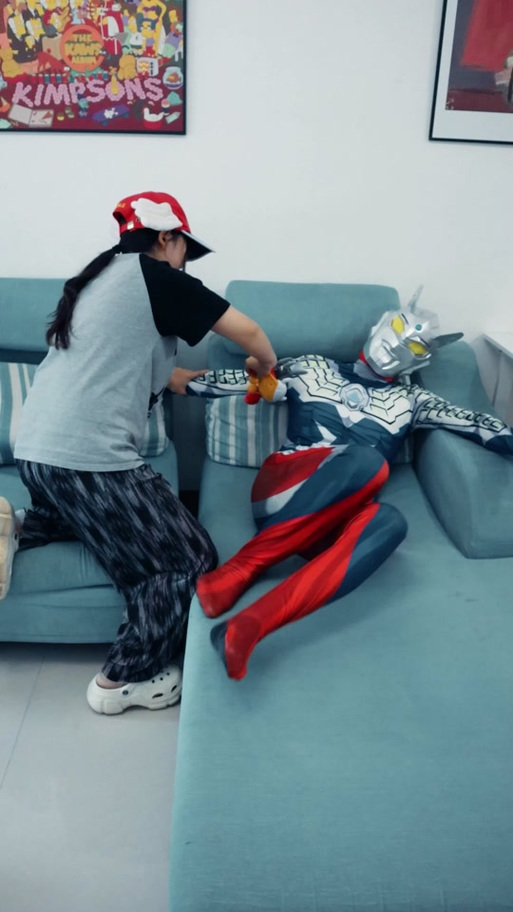 我想看奥特曼挠痒痒