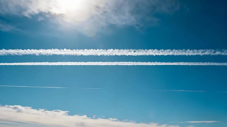 天空有一个移动的白线