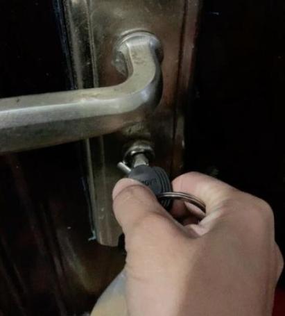 钥匙插门锁里拔不出来怎么办
