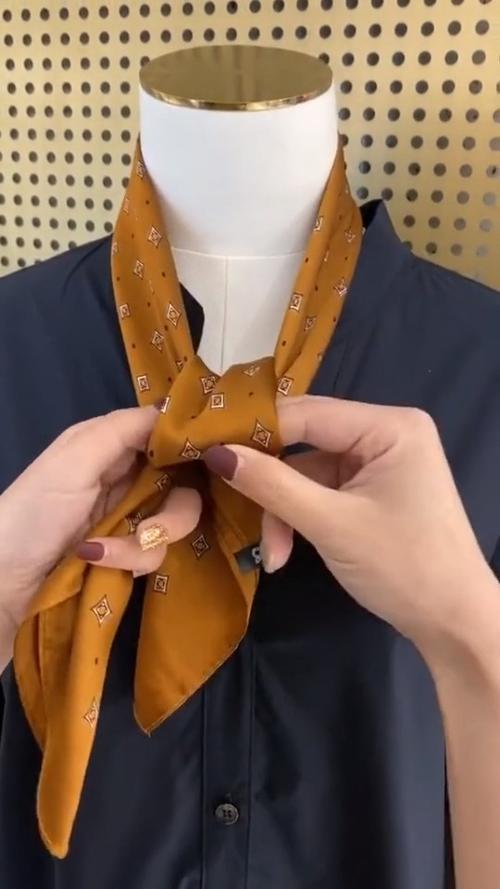 丝巾扣怎么系好看缩略图