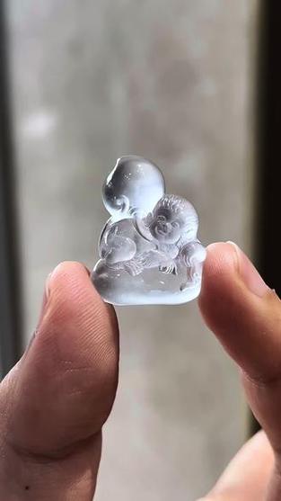 猴子抱桃寓意