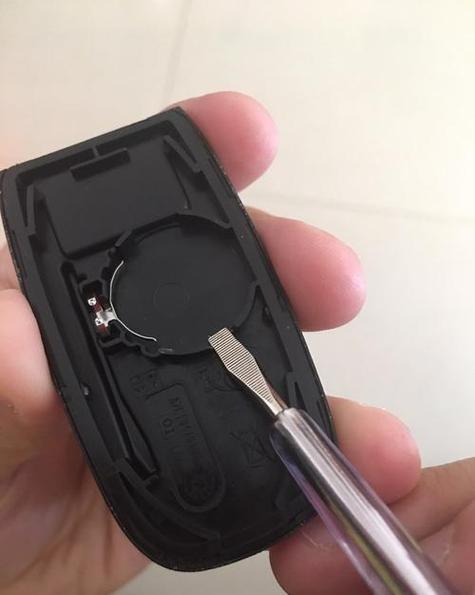 力帆车钥匙怎么换电池
