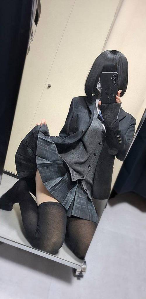 男生被老婆强制穿女装的原因