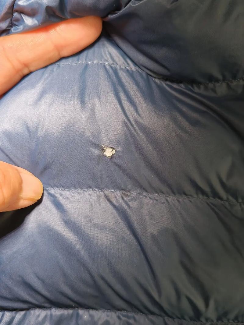 轻薄羽绒服破了个小洞怎么修补
