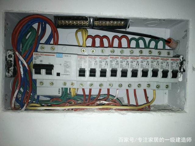 家里插座一直跳闸游戏截图