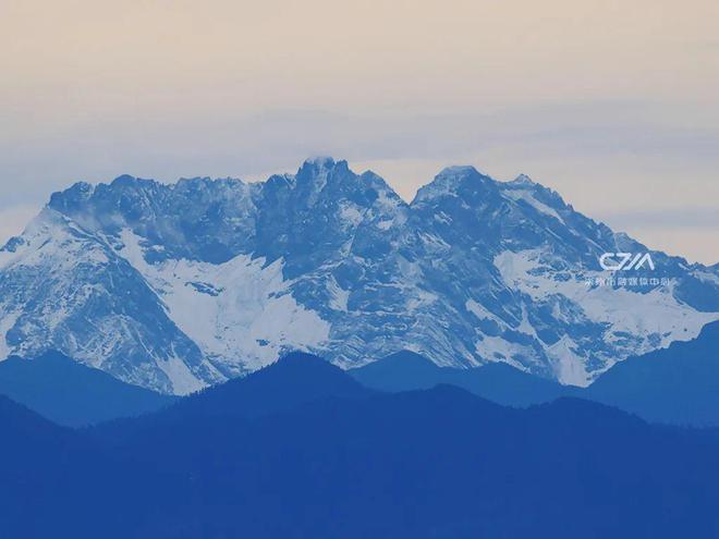 火红太阳升上雪山顶