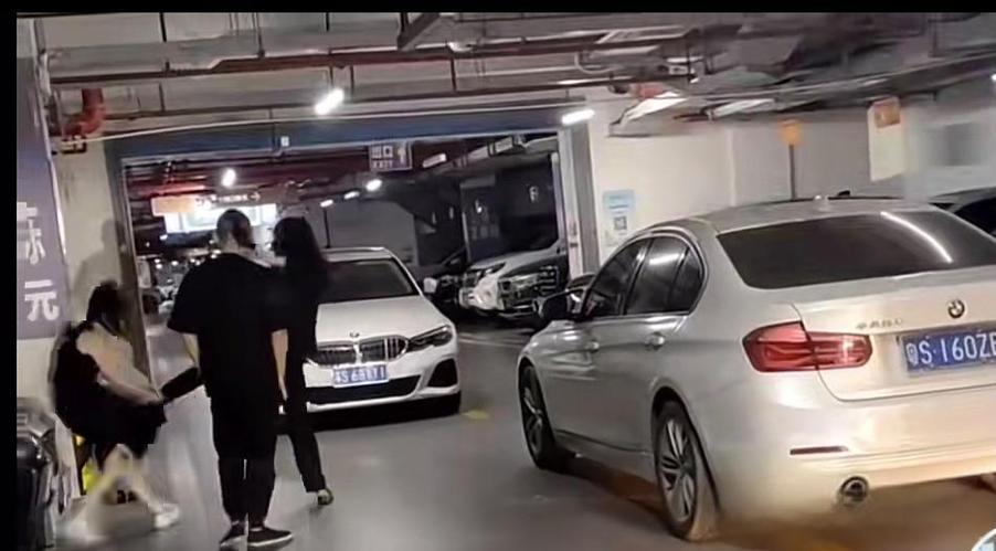 抢别人正在倒的车位
