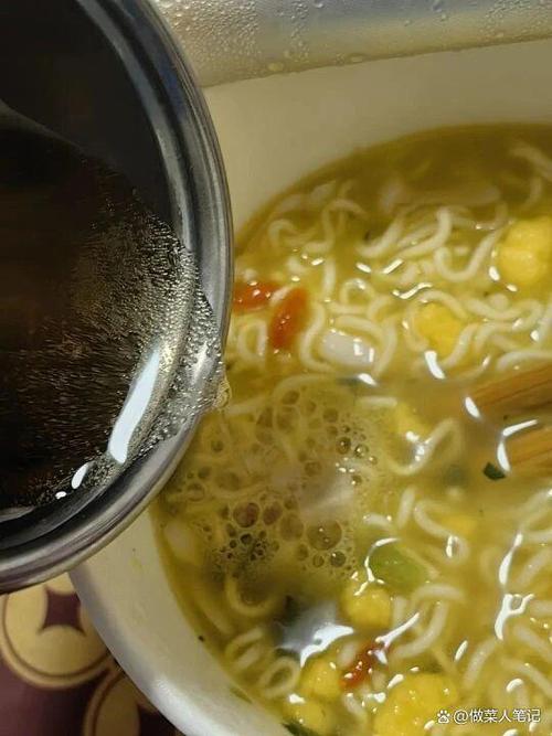 手机掉方便面汤里没声音了