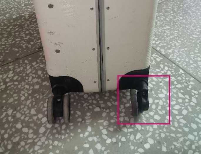 行李箱轮子没坏但推不动