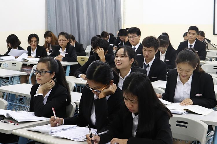 大学生穿西装上课