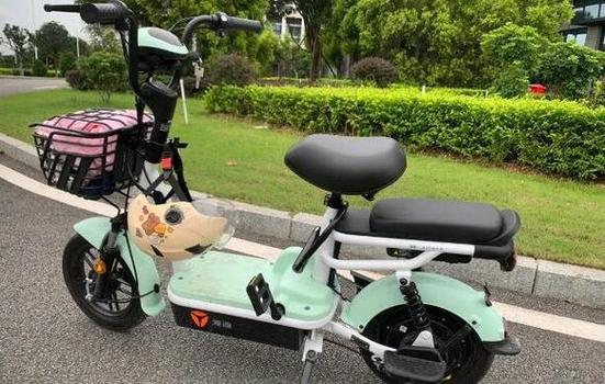 雅迪电动车绿色箭头老闪
