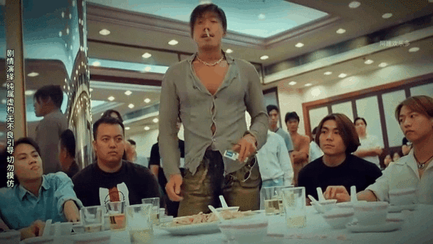 乌鸦哥掀桌子gif表情包