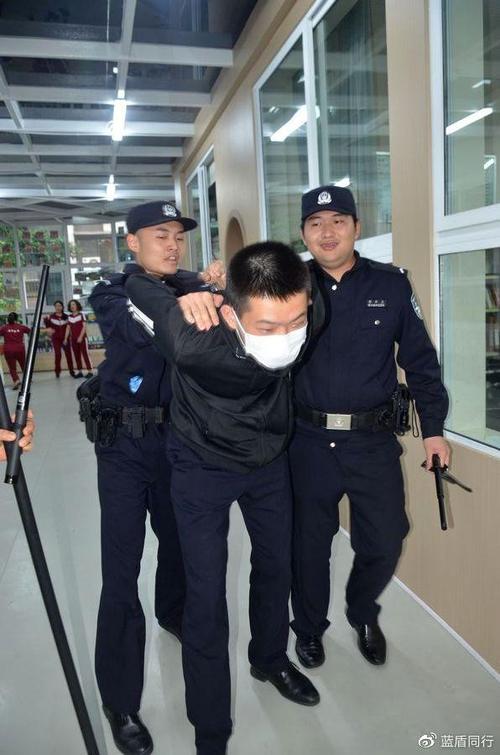 特警出警