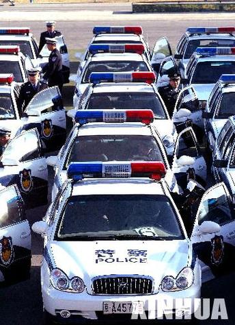 只开警灯不鸣笛的警车