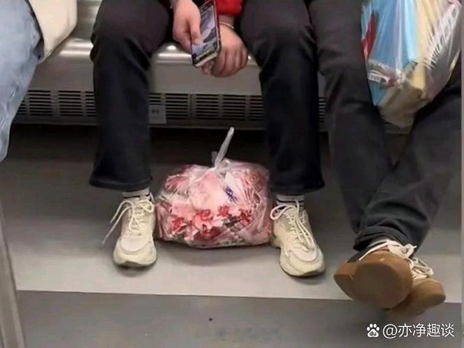 被套在袋子里的人