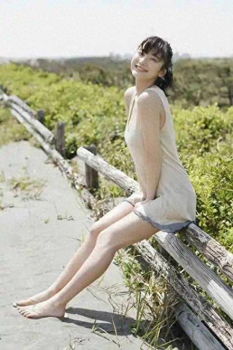 女人穿泳衣下面穿什么