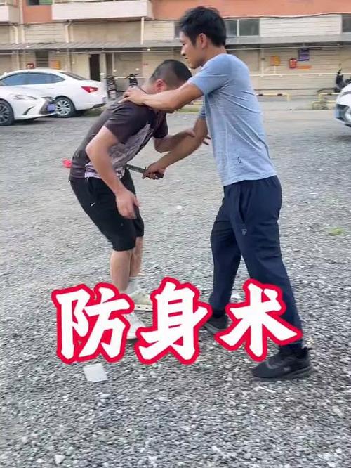 刀捅进他腹部