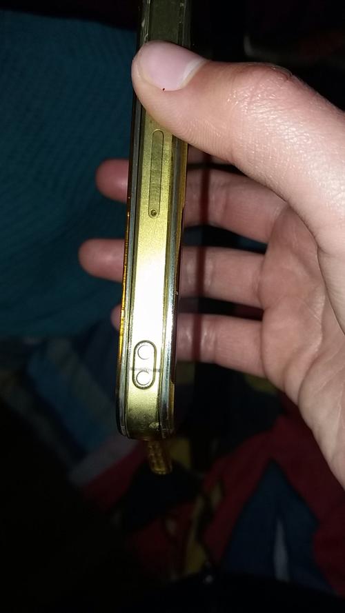 苹果手机壳右下角为什么有两个孔图标
