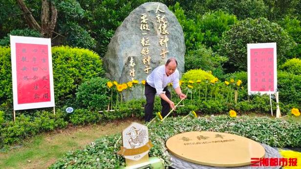 网友让骑手到袁隆平墓地献花