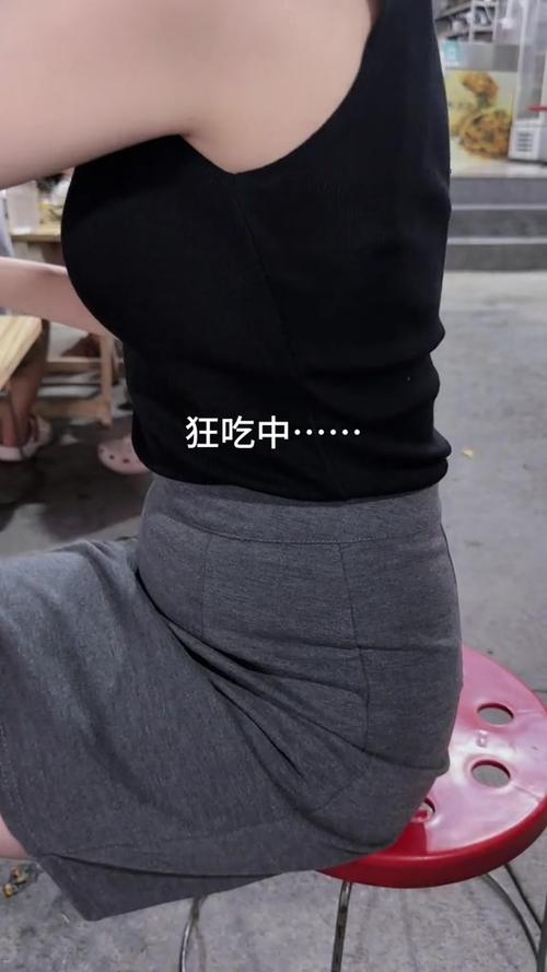 女生吃撑超级大肚子