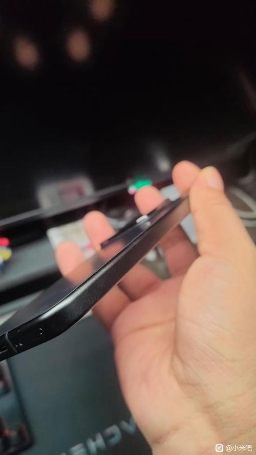 小米15后盖容易凸起吗