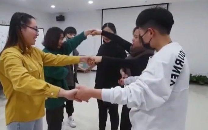 拧麻花游戏