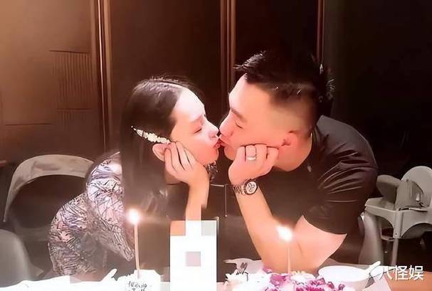 张馨予和男模合照
