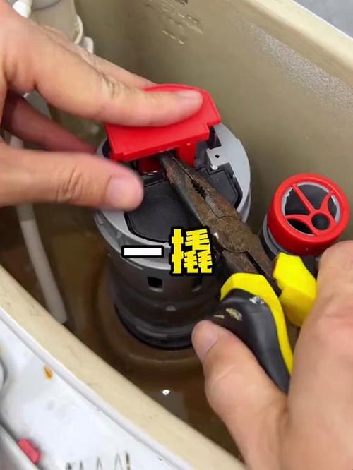马桶冲水键不回弹怎么办