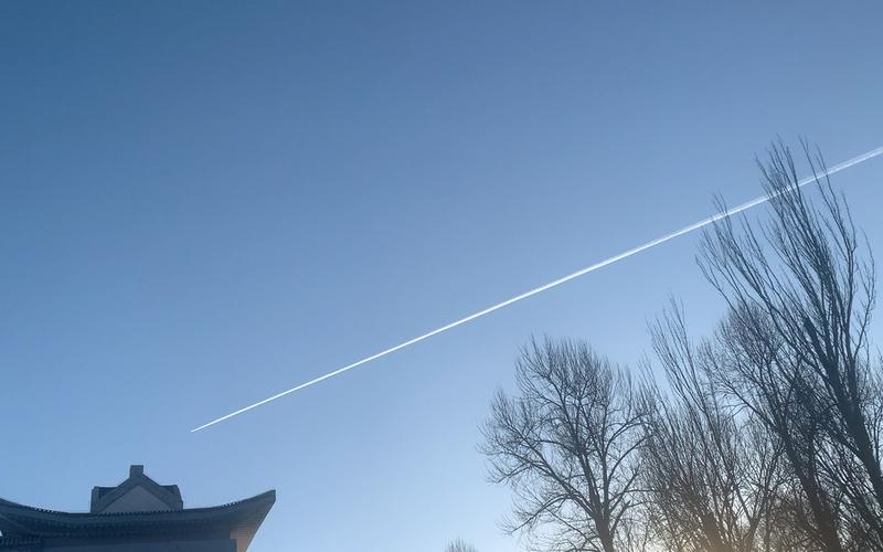 天空上一条白色的大线