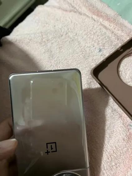 手机后盖正常缝隙图片