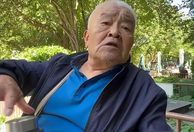 北京老爷子吃饭视频缩略图