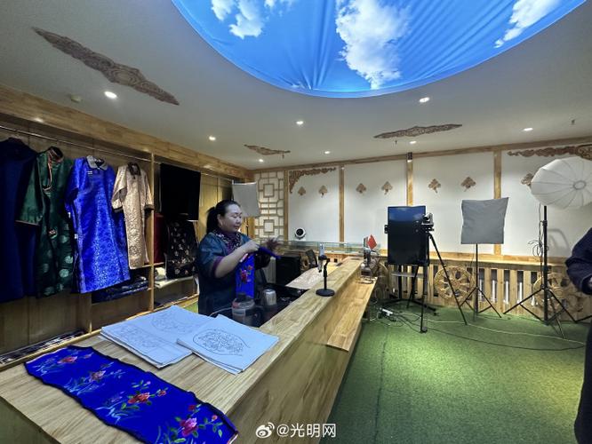 制作民族服饰