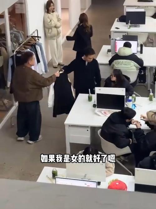 男穿女装酒店上班