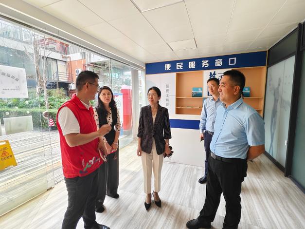 领导调研社区工作