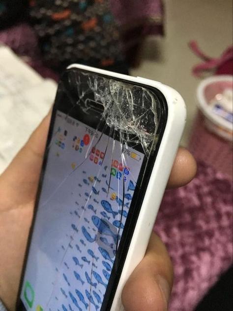女人梦见手机屏幕摔碎了