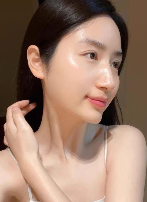 怎么护肤能使皮肤又白又亮
