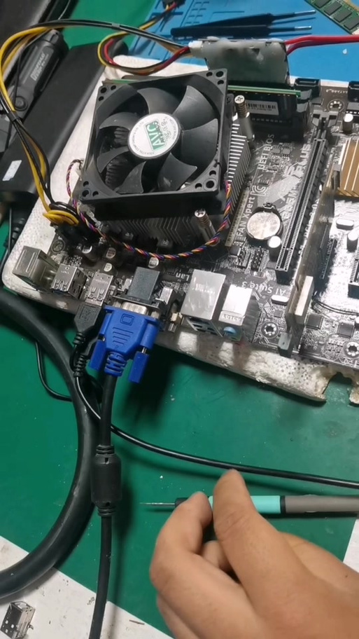 华硕主板怎么控制风扇灯光