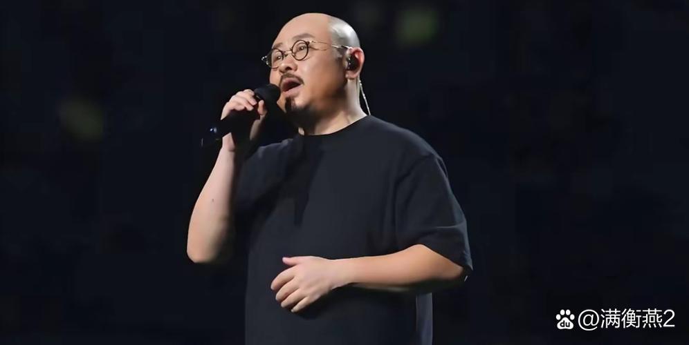 上台话筒拿法