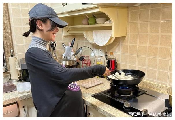 女人吃东西大肚子视频游戏截图